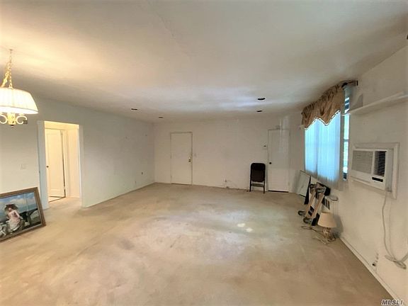 4th image of 58-61 246th Cres