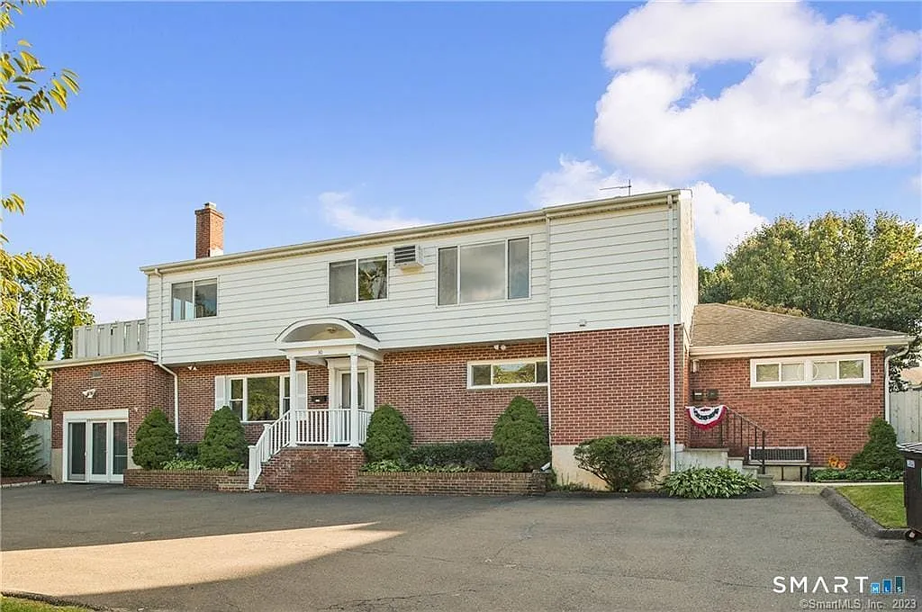 3 bed, 2.0 bath, 2670 sqft, $5,400 — Photo 1