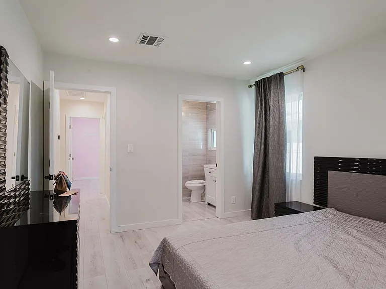 16155 Hamlin St — Photo 15