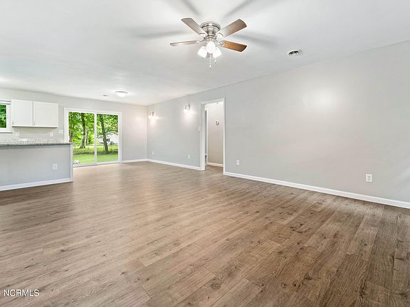 2nd image of 207 Autumn Cir