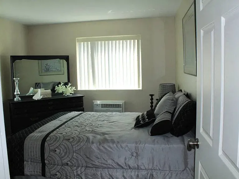 Bel Aire Apartments — Photo 15