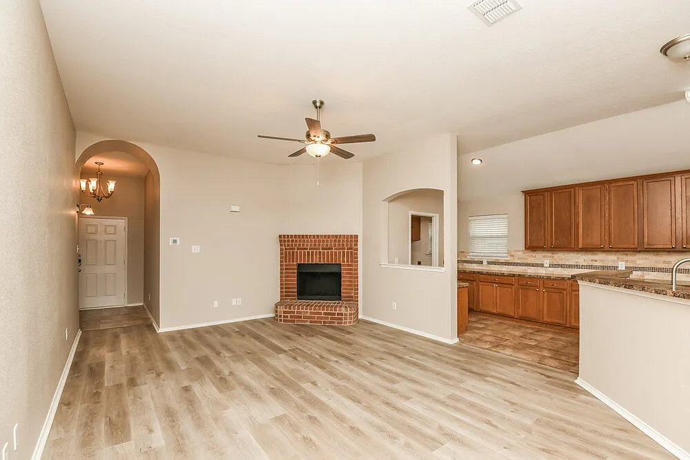 3 bed, 2.0 bath, 1621 sqft, $2,200 — Photo 4