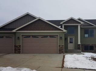 1813 4th Ave E, Dickinson, ND 58601