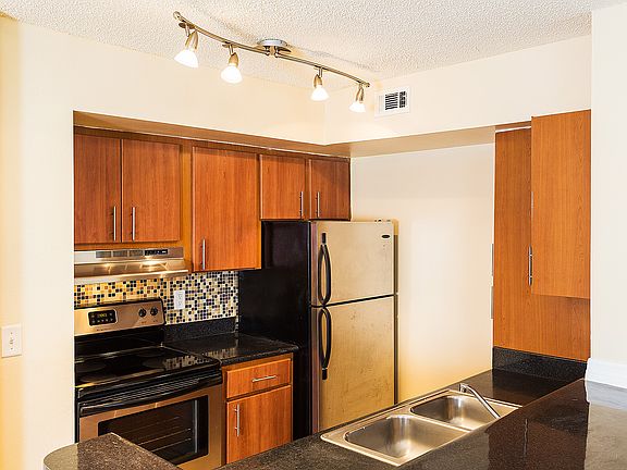 4th image of 421 Fountainhead Cir Unit 212
