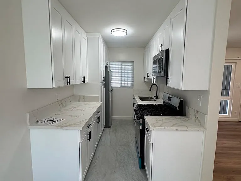 1265 N Saint Andrews Pl #4 — Photo 2