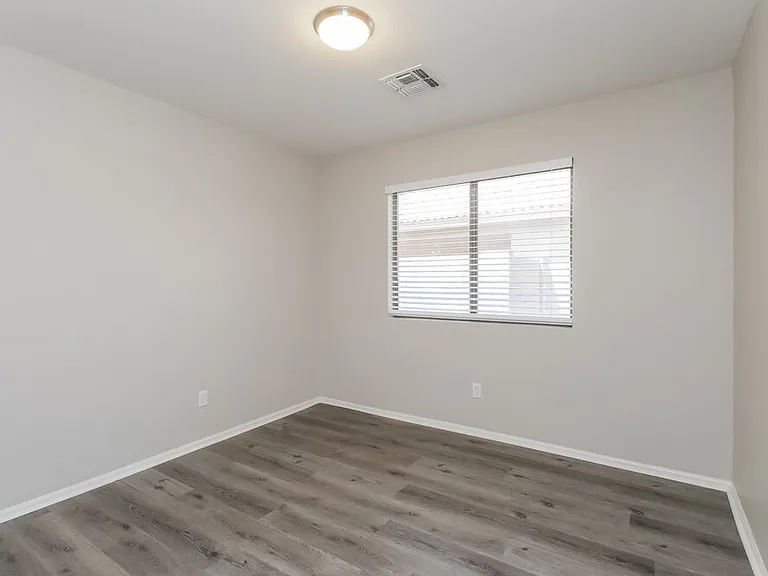 1427 E Vernoa St — Photo 11