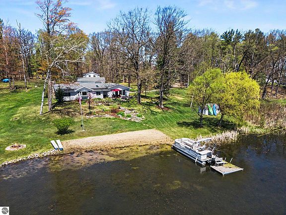 5th image of 8101 Long Lake Rd