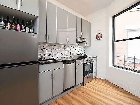 3rd image of 209 W 107th St #1D