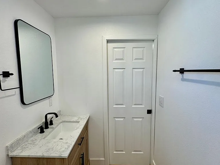 4542 N Lakewood Blvd. — Photo 7