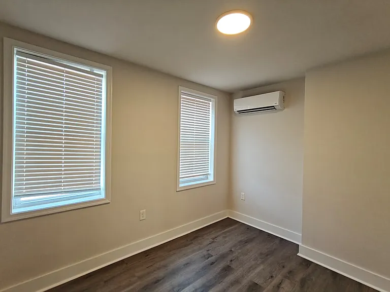 542 E Indiana Ave — Photo 6