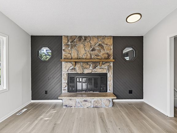 4th image of 1042 Sibley St S