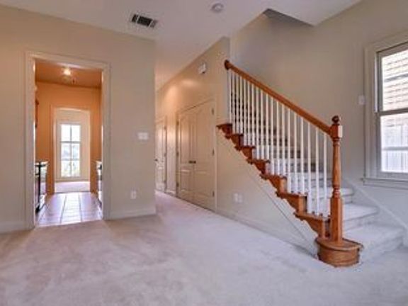 4th image of 633 Saint Mary St