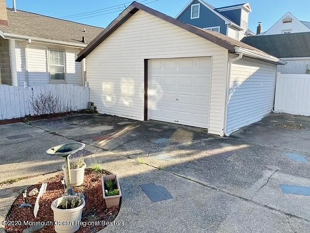2nd image of 301 14th Ave