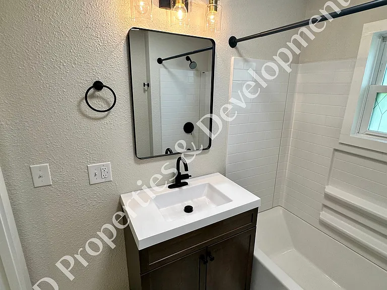 1812 W Calhoun St — Photo 6
