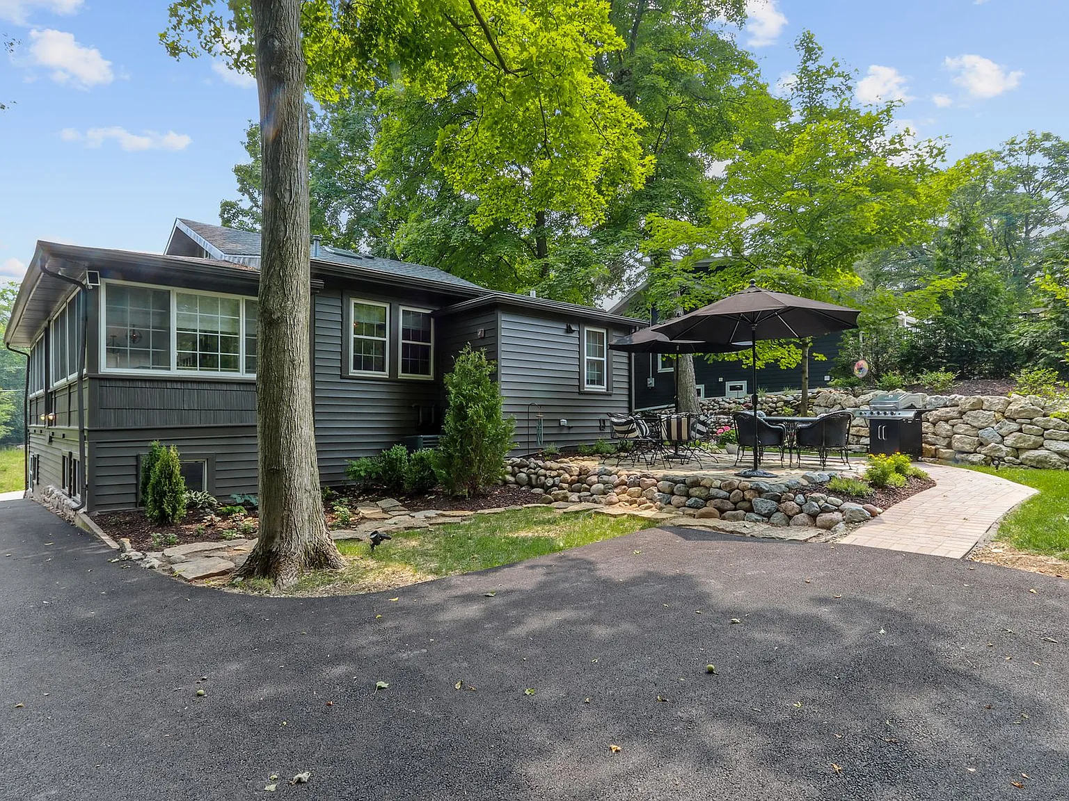 3 bed, 2018 sqft, $3,000 — Photo 2
