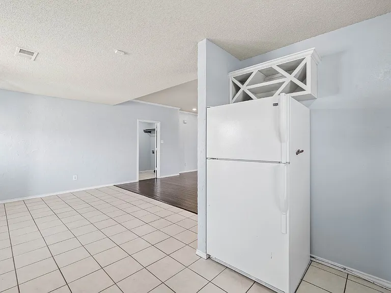 10702 Akron Ave — Photo 9