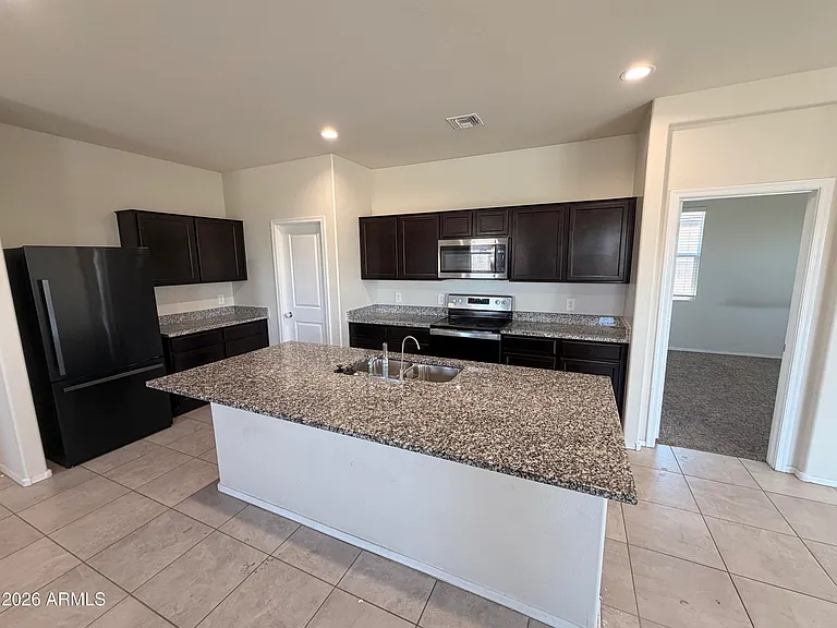 18389 W Whispering Wind Dr — Photo 2