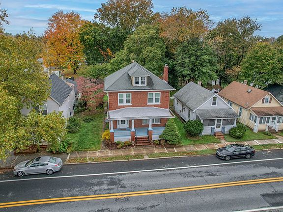 3rd image of 326 N Governors Ave