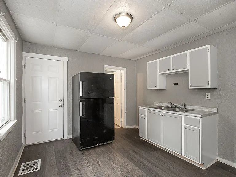 7411 Brinsmade Ave — Photo 4