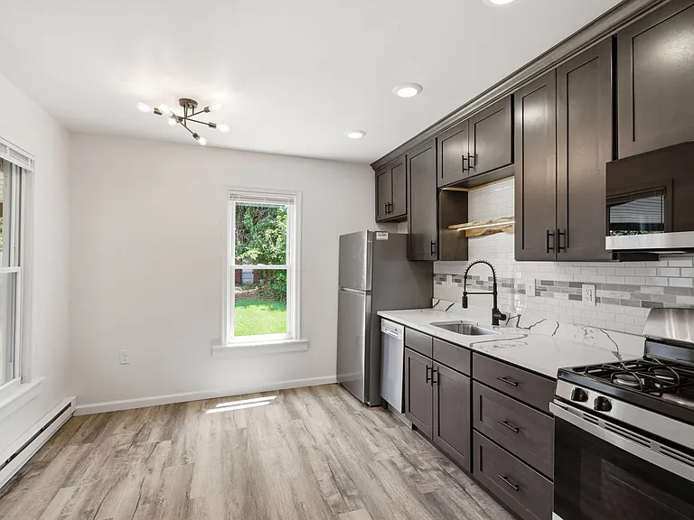 642-644 Walnut St — Photo 15
