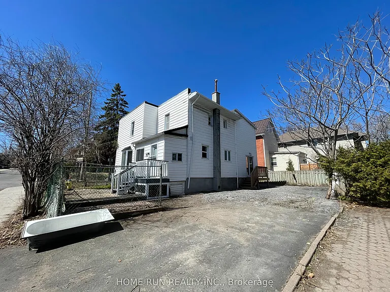 121 Concord St E — Photo 2