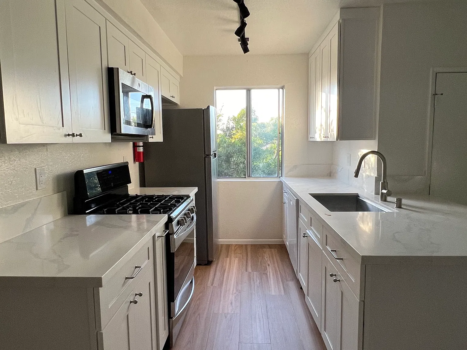 2 bed, 1000 sqft, $4,250 — Photo 3