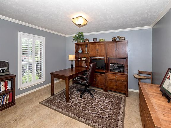 5th image of 305 Oak Creek Dr