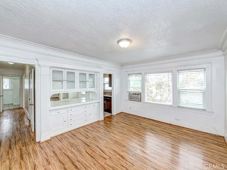 1308 S Van Ness Ave — Photo 1