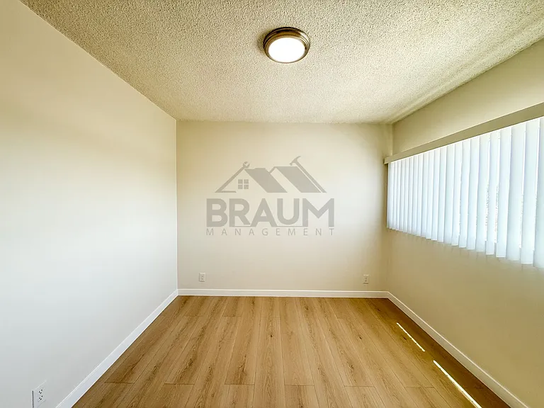 13129 OXNARD ST. — Photo 42