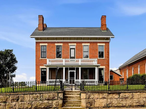 129 S High St, Galena, IL 61036