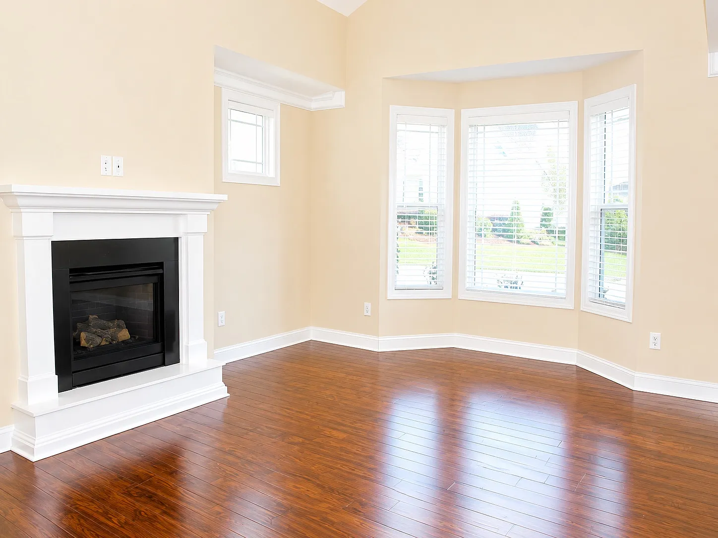 3 bed, 2.5 bath, 2350 sqft, $2,350 — Photo 3