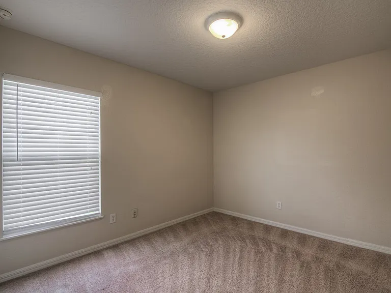 4612 Woodford Dr — Photo 8