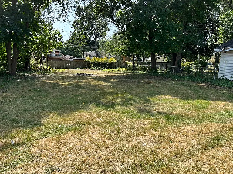1011 Maple Row — Photo 14