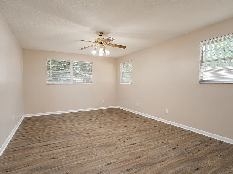261 Dillon Dr — Photo 2