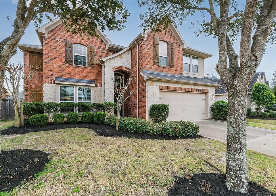 Welcome home to 6511 Tamarind Skye Ln