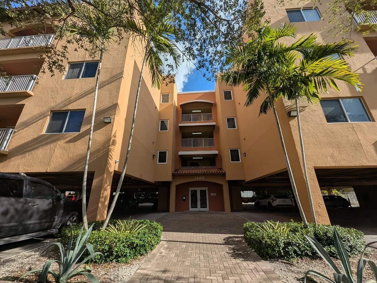 2 bed, 2.0 bath, 1048 sqft, $2,250 — Photo 1