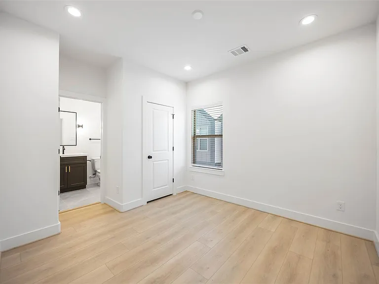 2528 Live Oak St — Photo 8