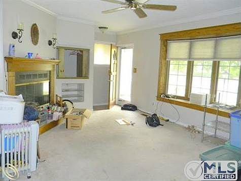 LIV RM W/BAY WINDOW & FP