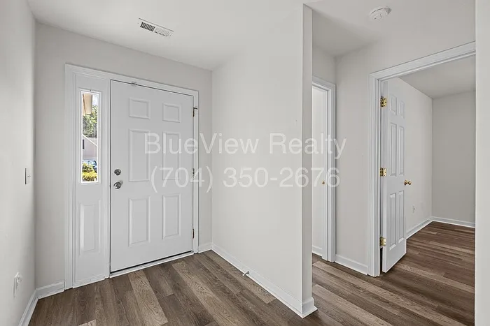 3 bed, 2.0 bath, 1354 sqft, $2,340 — Photo 3