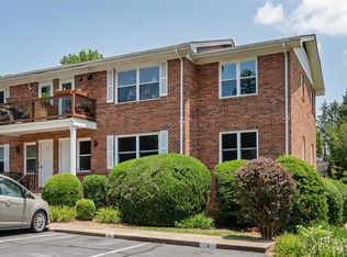 27 Capri Ln APT 13D, Hendersonville, NC 28791