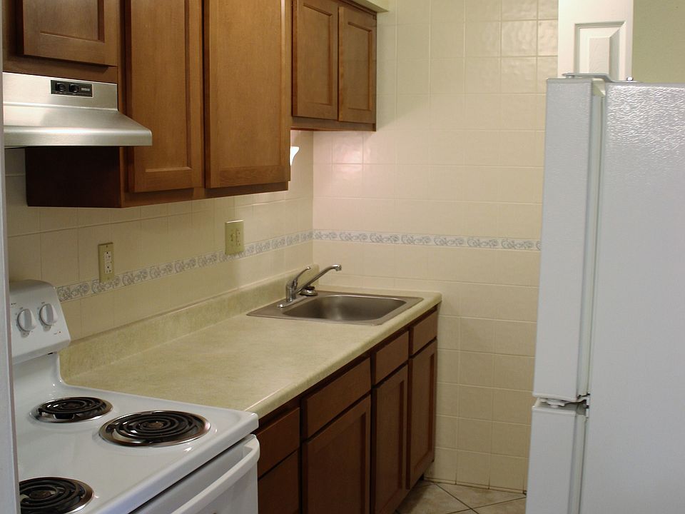 2nd image of 120 Oak Manor Pl