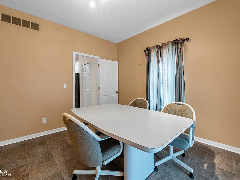 1400 Beaconsfield Ave — Photo 10