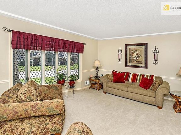 5th image of 302 SE Westwind Dr