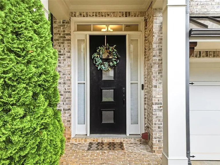 826 Canterbury Overlook NE — Photo 2
