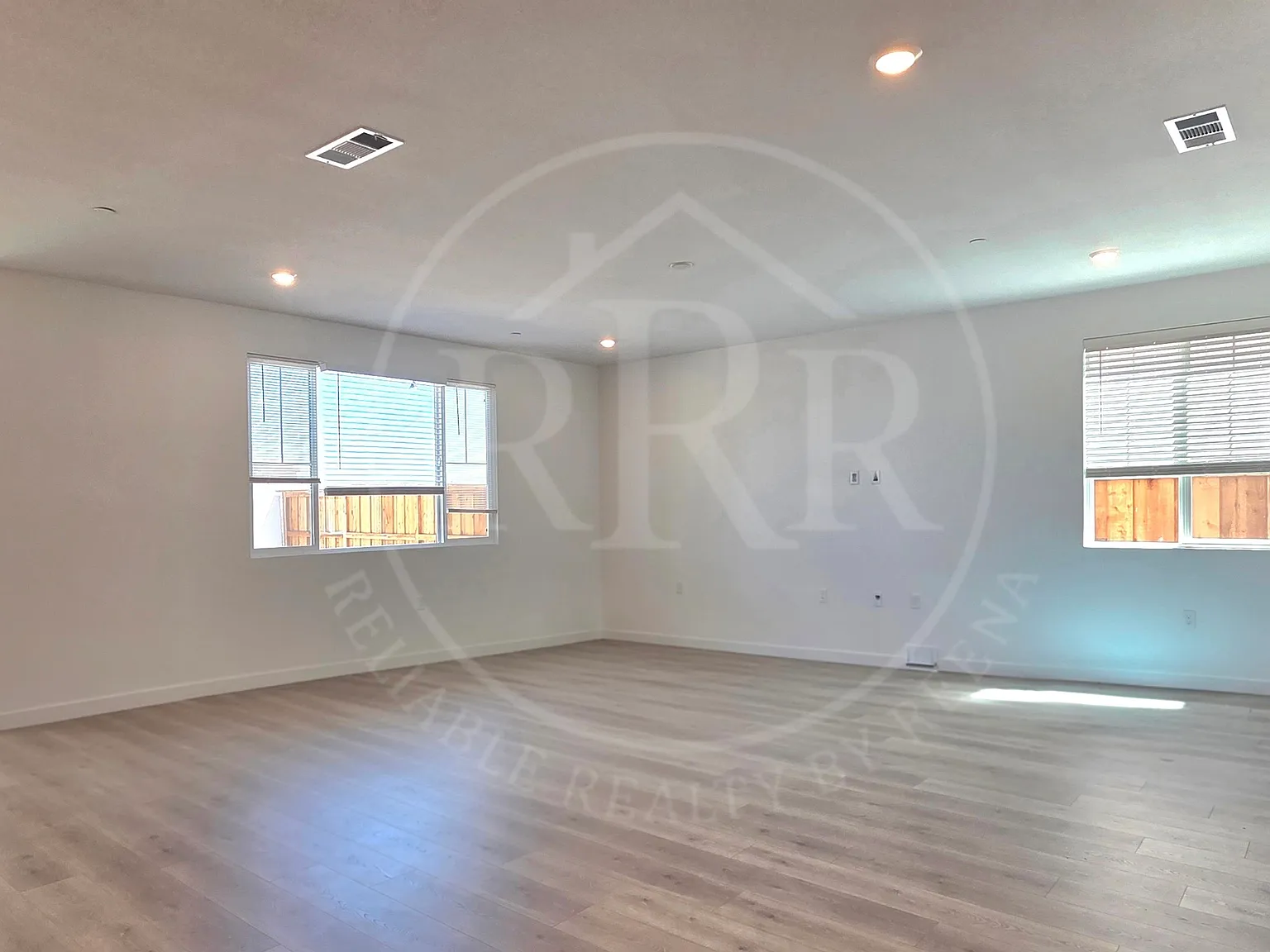 5 bed, 3200 sqft, $3,900 — Photo 3