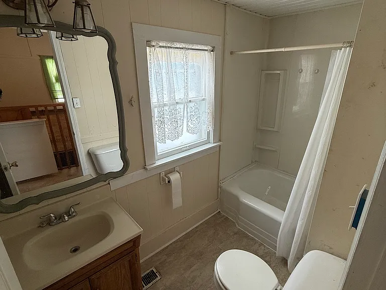 230 N Woodlawn St — Photo 9