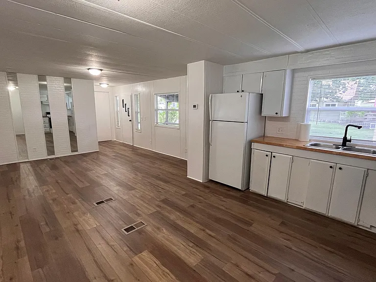 252 S Williams St — Photo 2