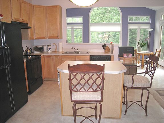 Spacious center island kitchen w/maple cabinets