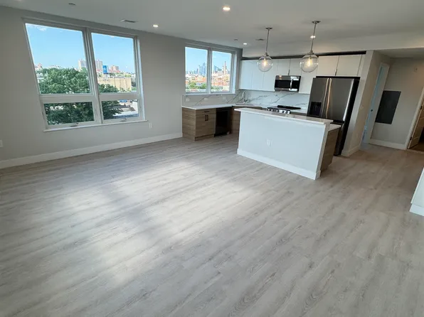 40 Center Street image 2 of 28