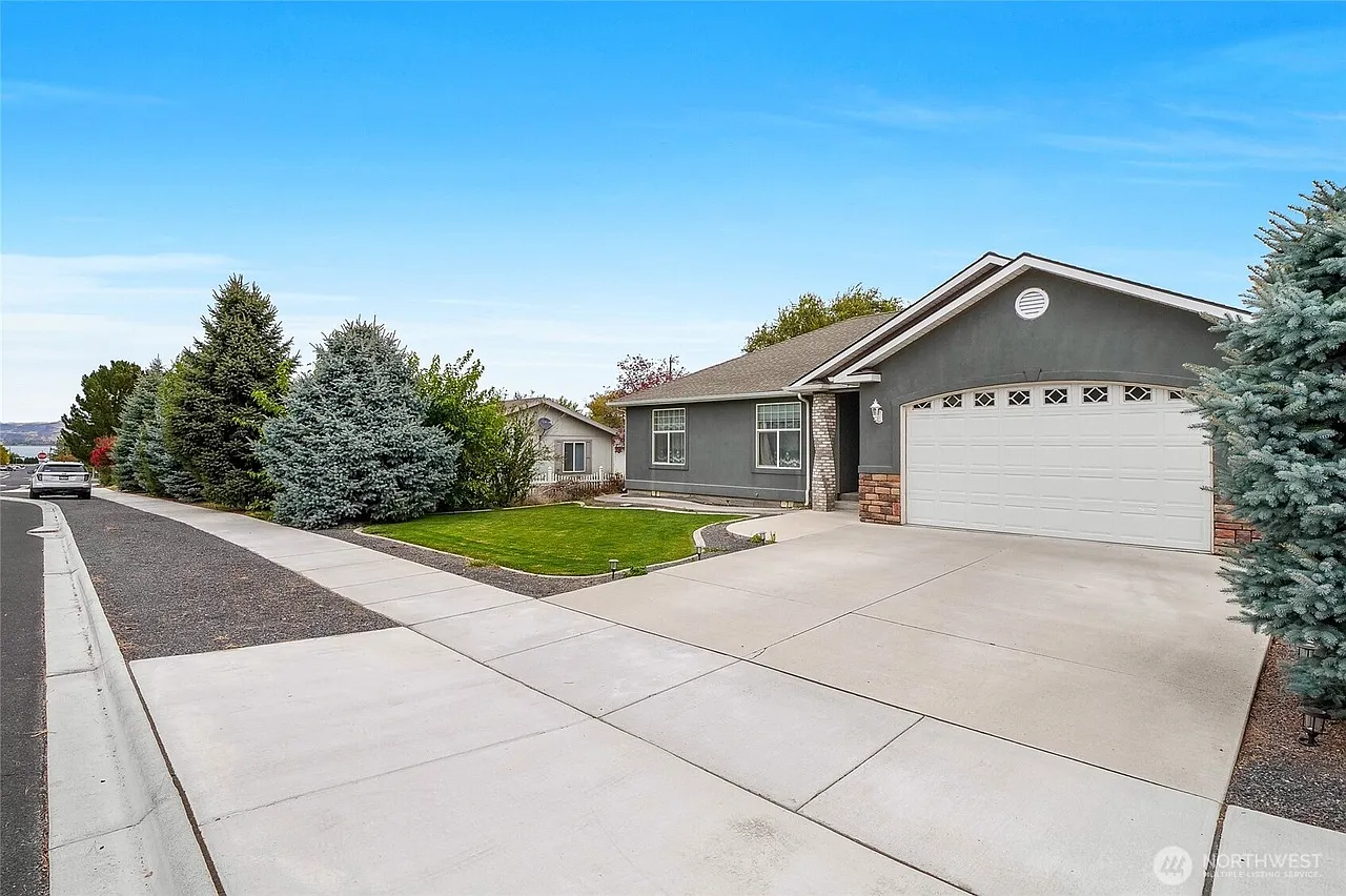 3 bed, 1596 sqft, $1,950 — Photo 1